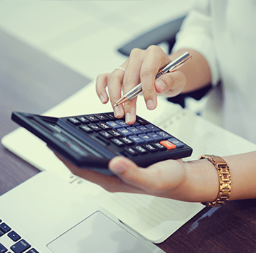 mujer usando calculadora en el escritorio