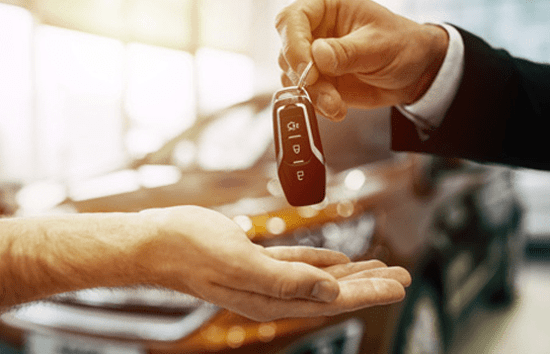 persona entregando llaves de coche