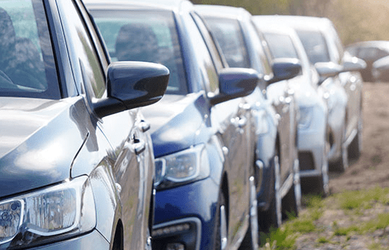 Fila de autos en un estacionamiento