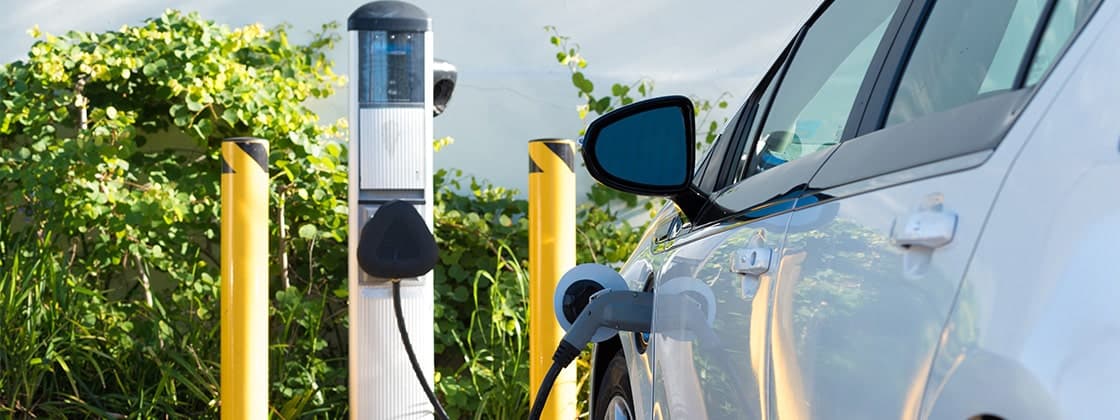 article-hero-ev-white-car-charge-min article-hero-ev-white-car-charge-min