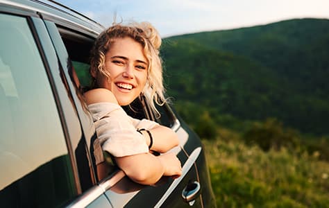 joven-sonriente-asomada-por-la-ventana-de-un-auto-disfrutando-la-naturaleza--importancia-de-las-cero-emisiones-474px-x-300px1 joven-sonriente-asomada-por-la-ventana-de-un-auto-disfrutando-la-naturaleza--importancia-de-las-cero-emisiones-474px-x-300px1