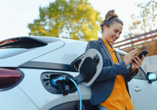 mujer recargada en coche eléctrico